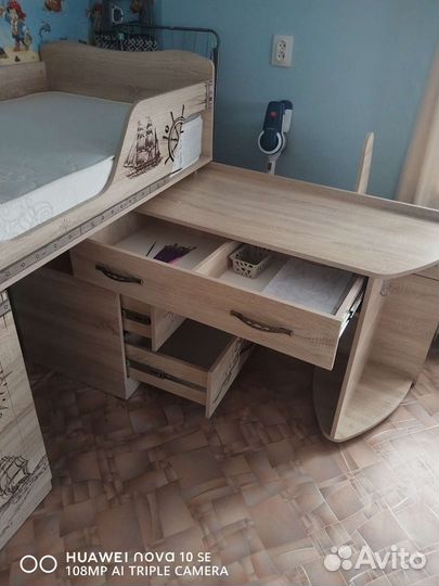 Детская двухярусная кровать со столом