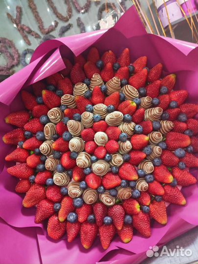 Клубничный букеты с шоколадом и без