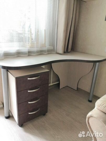 Письменный стол и стеллаж