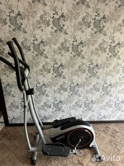 Эллиптический тренажер Evo Fitness Elion