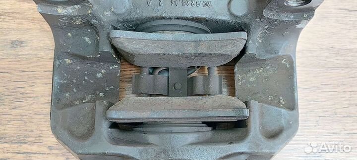 Суппорт задний правый Volkswagen Touareg (7L) 3.6