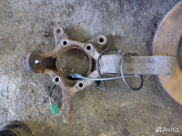 Кулак передний L R Suzuki Grand Vitara 3 2005-15