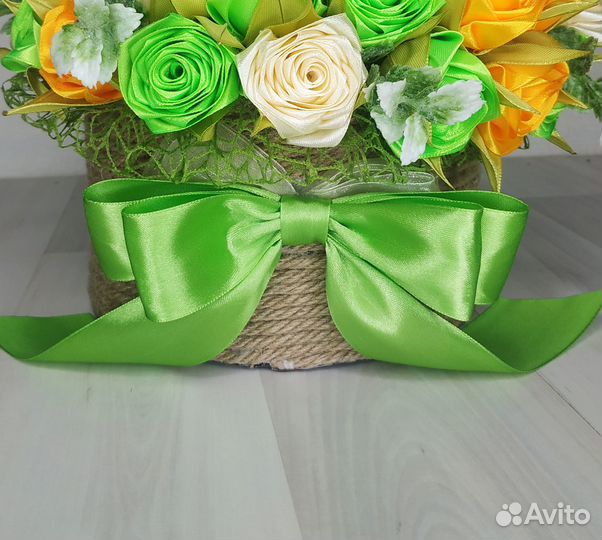 Цветы из атласных лент в шляпной коробке р. работы