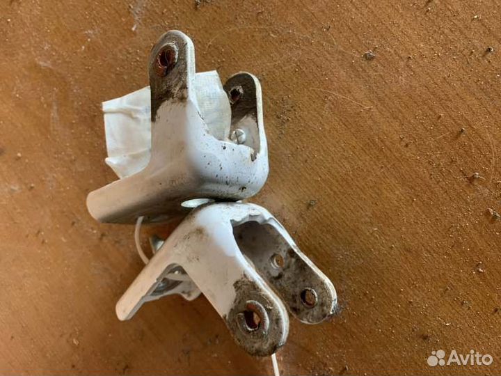 Петли дверей задние правые Peugeot 208 хетчбек 1.6