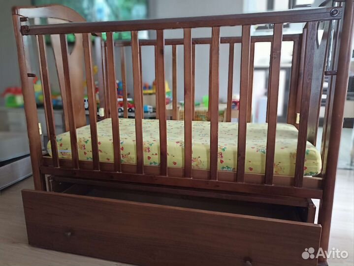 Детская кроватка с маятником