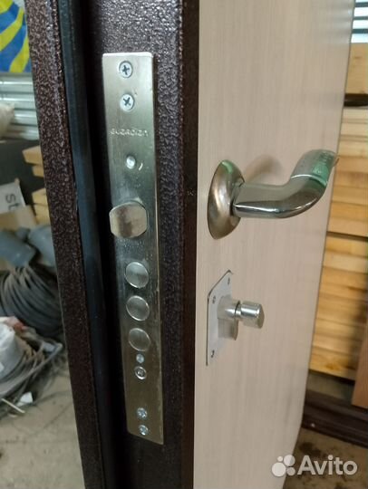Дверь входная металлическая от застройщика