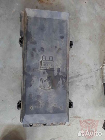 Блок предохранителей подкапотный Land Rover Discov