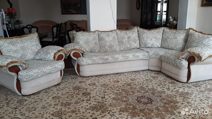 Хол с креслом