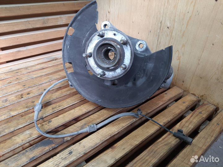 Кулак передний левый Opel Astra J GTC 2012