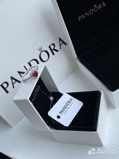 Серебряное кольцо Pandora 17р Красное сердце