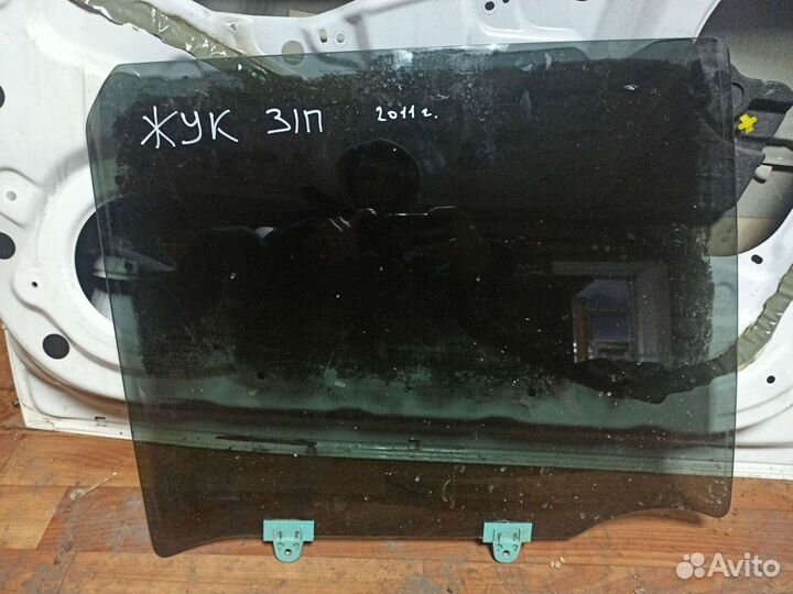Ниссан жук стекло заднее правое