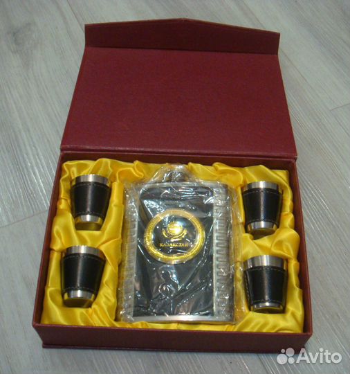Подарочный набор / Фляжка + 4 рюмки