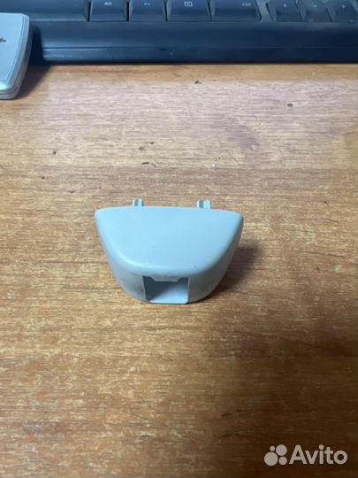 Колпачок кронштейна козырька VAG