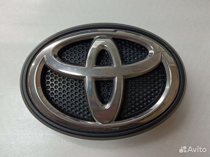 Эмблема решетки радиатора передняя Toyota Land