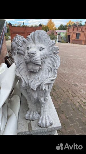 Скульптура рычащий лев (серый гранит)