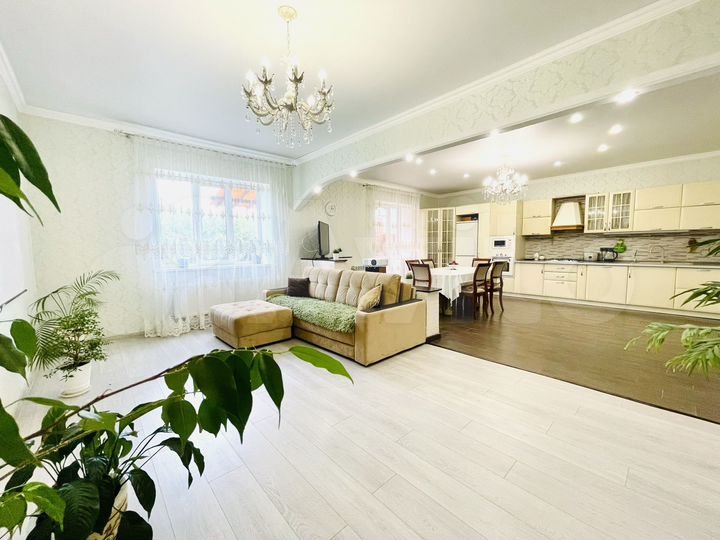 Коттедж 188,3 м² на участке 6,8 сот.