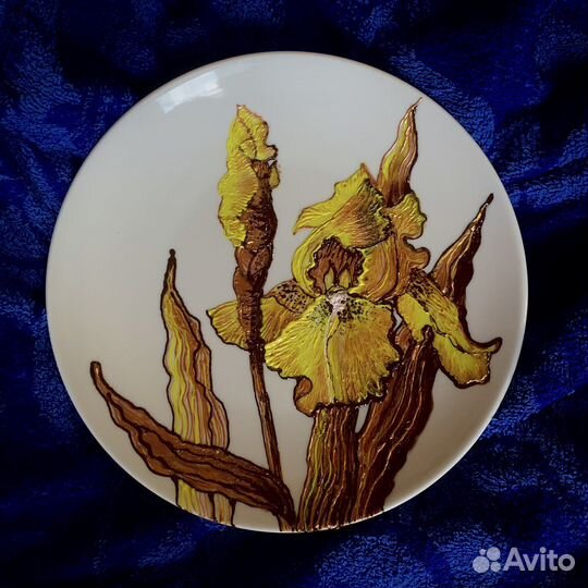 Декоративная тарелка с ручной росписью