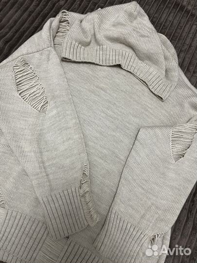 Свитер женский рваный