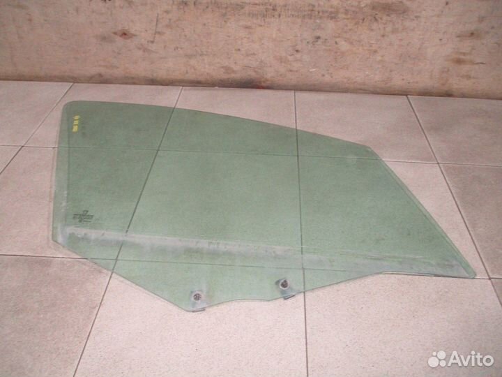 Стекло двери передней правой Peugeot 308