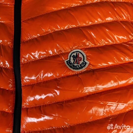 Глянцевая жилетка Moncler