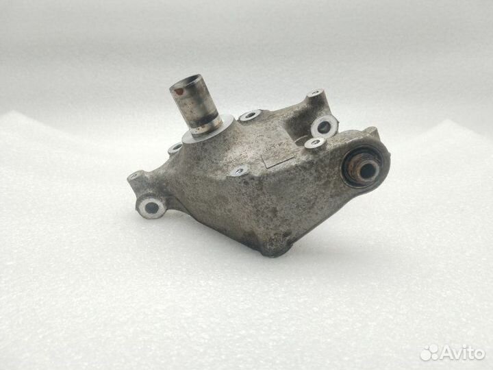 Кулак поворотный задний правый Volkswagen Passat