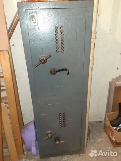 Сейф несгораемый