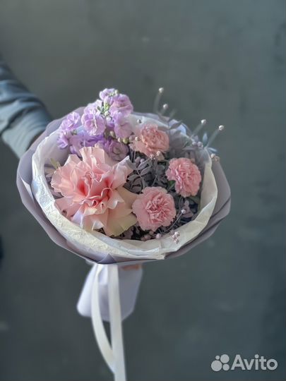 Круглый букет с французской розой и маттиолой