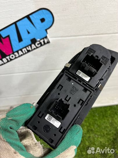 Блок управления стеклоподъемниками передней левой