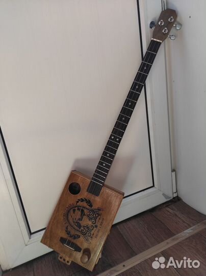 Электроакустическая сигарбокс-гитара