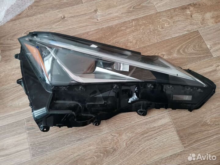 Стекло правой фары lexus ux