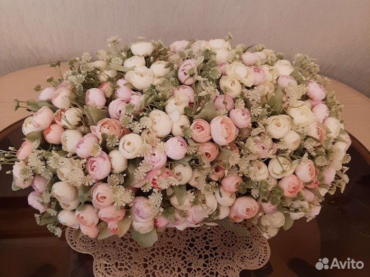 Ваза с искусственными цветами