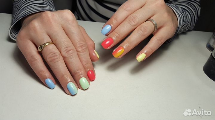 Опытный мастер по наращиванию ногтей