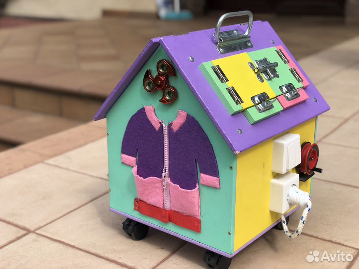 Бизидомик деревянный на колесах