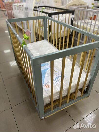 Кровать детская с маятником