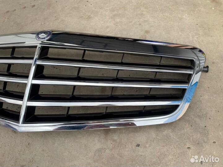 Решетка радиатора передняя Mercedes-Benz E-Class