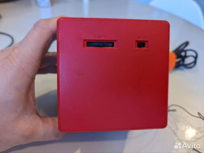 Стильный радиобудильник Sony ICF-C1T