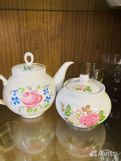 Заварочный чайник и сахарница