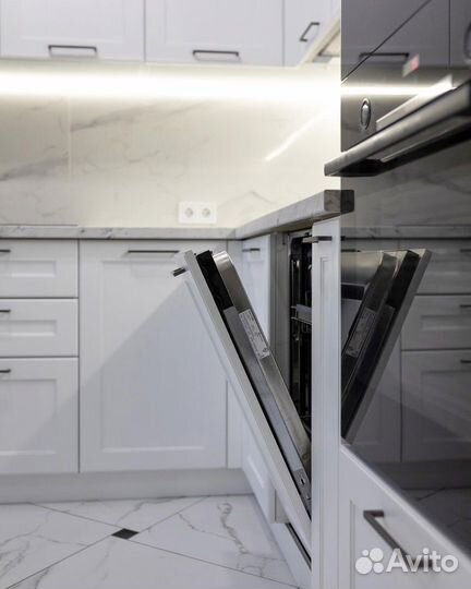 Кухня в потолок с ручками от фабрики