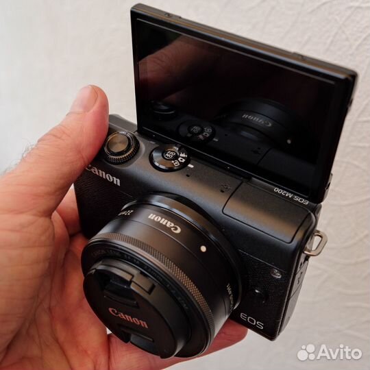 Canon EOS M200 Kit + EF-M 22mm F/2.0 IS STM