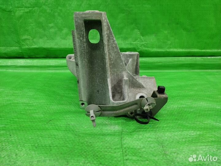 Кронштейн двигателя прав. Volkswagen Touareg