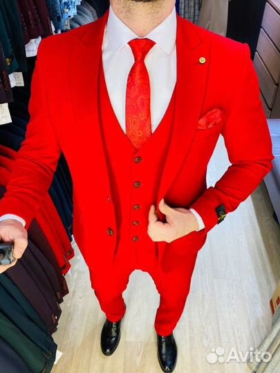 Мужской костюм красный влитой