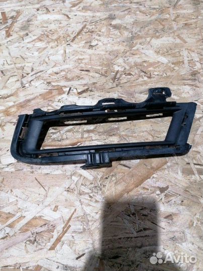 Решетка в бампер (накладка птф) левая Vw Golf 7