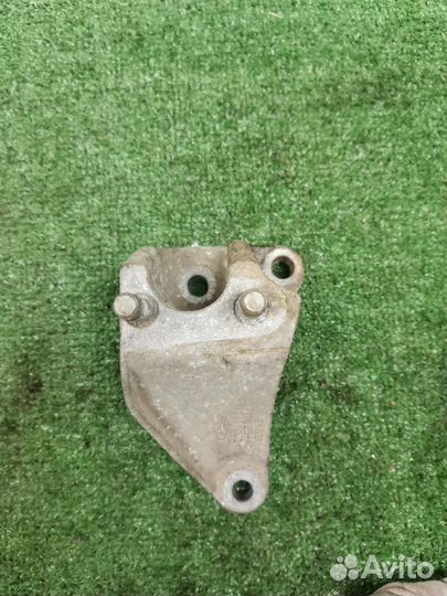 Кронштейн двигателя Ford Fiesta MK6 1.4 spjc 2012