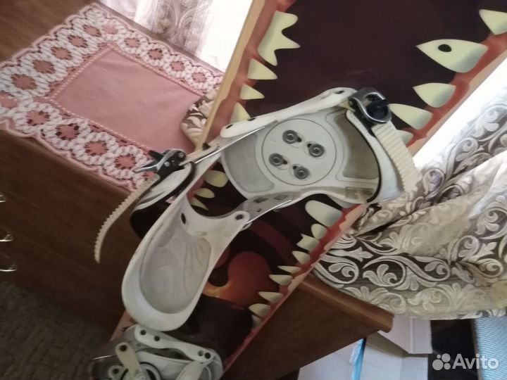 Сноуборд с креплениями и горнолыжными очками