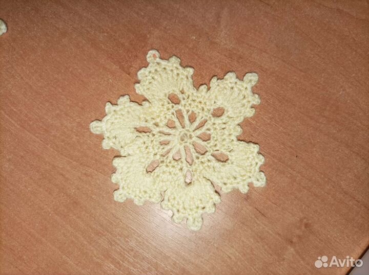 Вязаные снежинки (подставка для кружки)