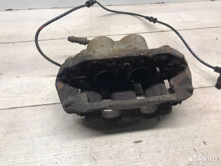 Тормозной суппорт передний правый Mercedes Vito