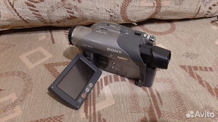 Цифровая видеокамера Sony DCR-DVD205E