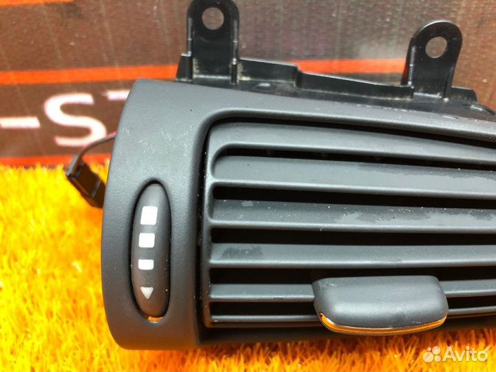 Дефлектор воздушный передний левый Mercedes-Benz