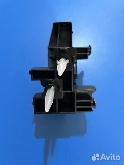 Кронштейн фонаря задний левый Toyota Land Cruiser