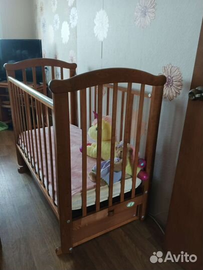 Детская кроватка с маятником